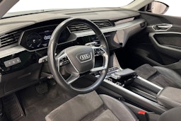 musta Audi e-tron 2021 kuva 7.