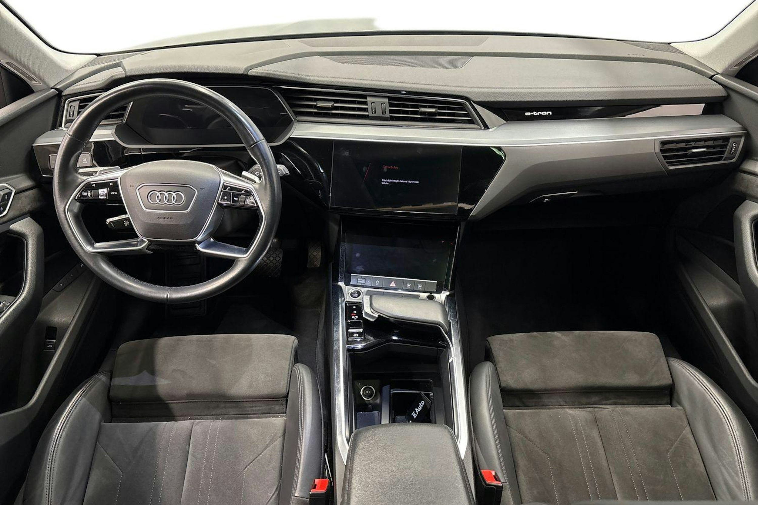 musta Audi e-tron 2021 kuva 9.