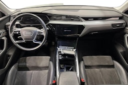 musta Audi e-tron 2021 kuva 9.