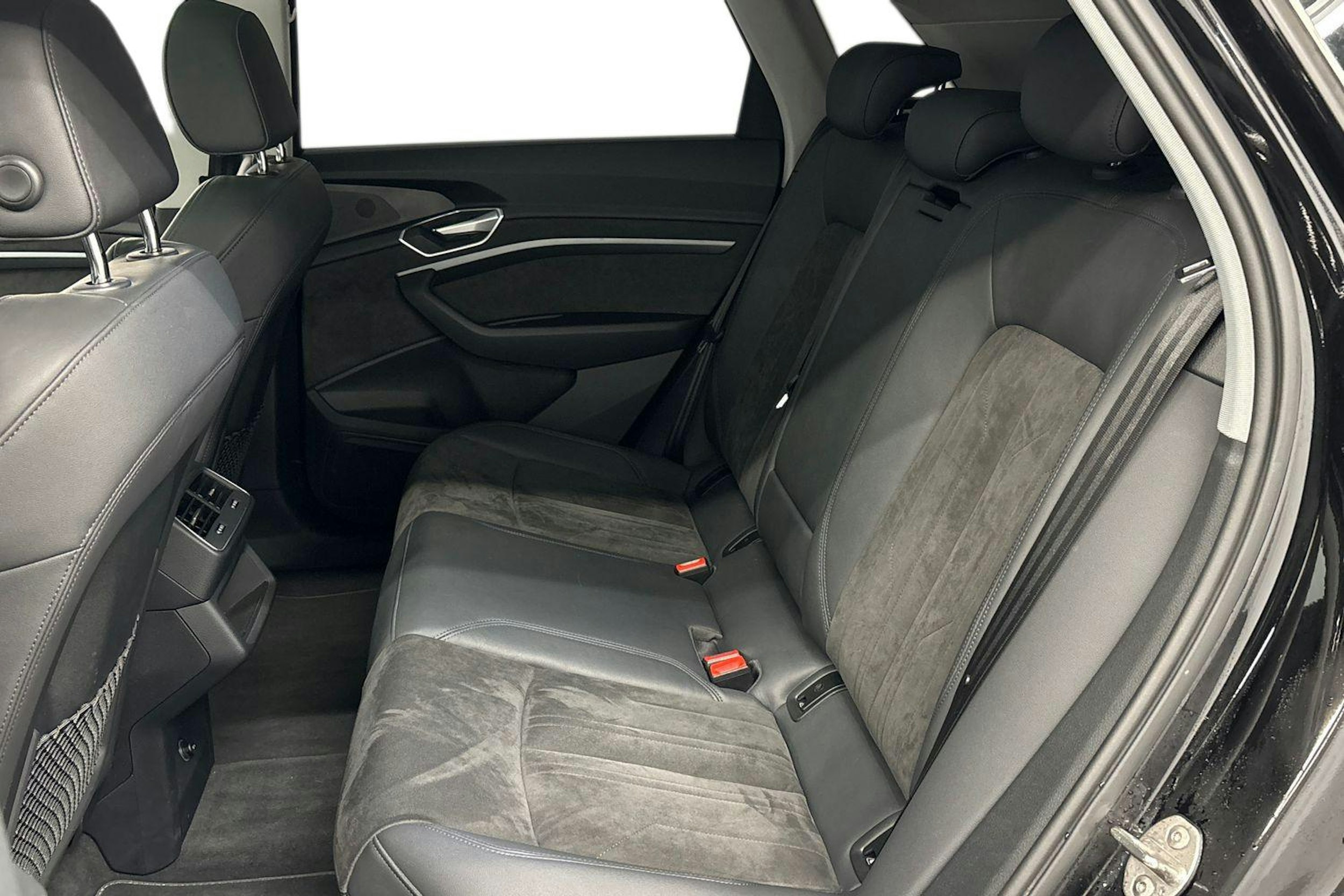 musta Audi e-tron 2021 kuva 10.
