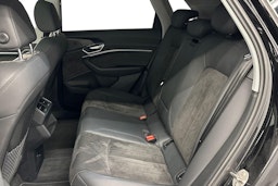 musta Audi e-tron 2021 kuva 10.