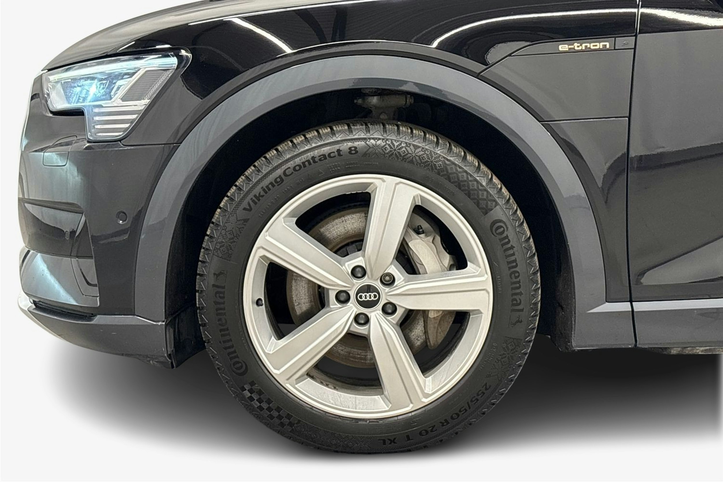 musta Audi e-tron 2021 kuva 11.