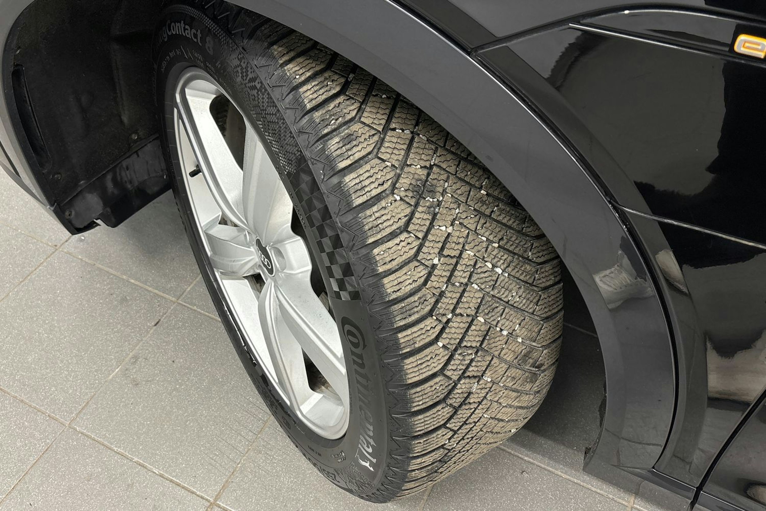 musta Audi e-tron 2021 kuva 13.