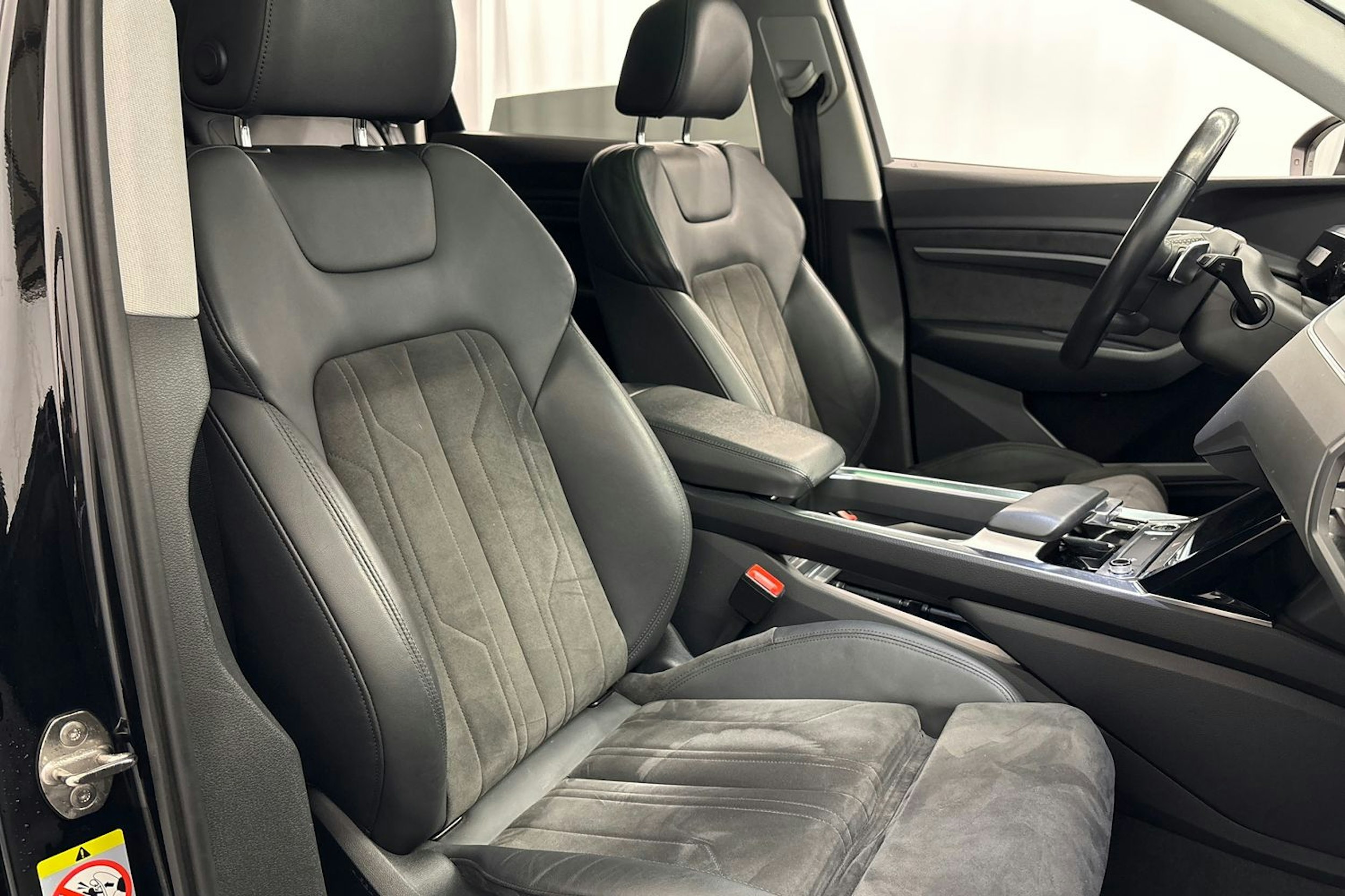 musta Audi e-tron 2021 kuva 14.