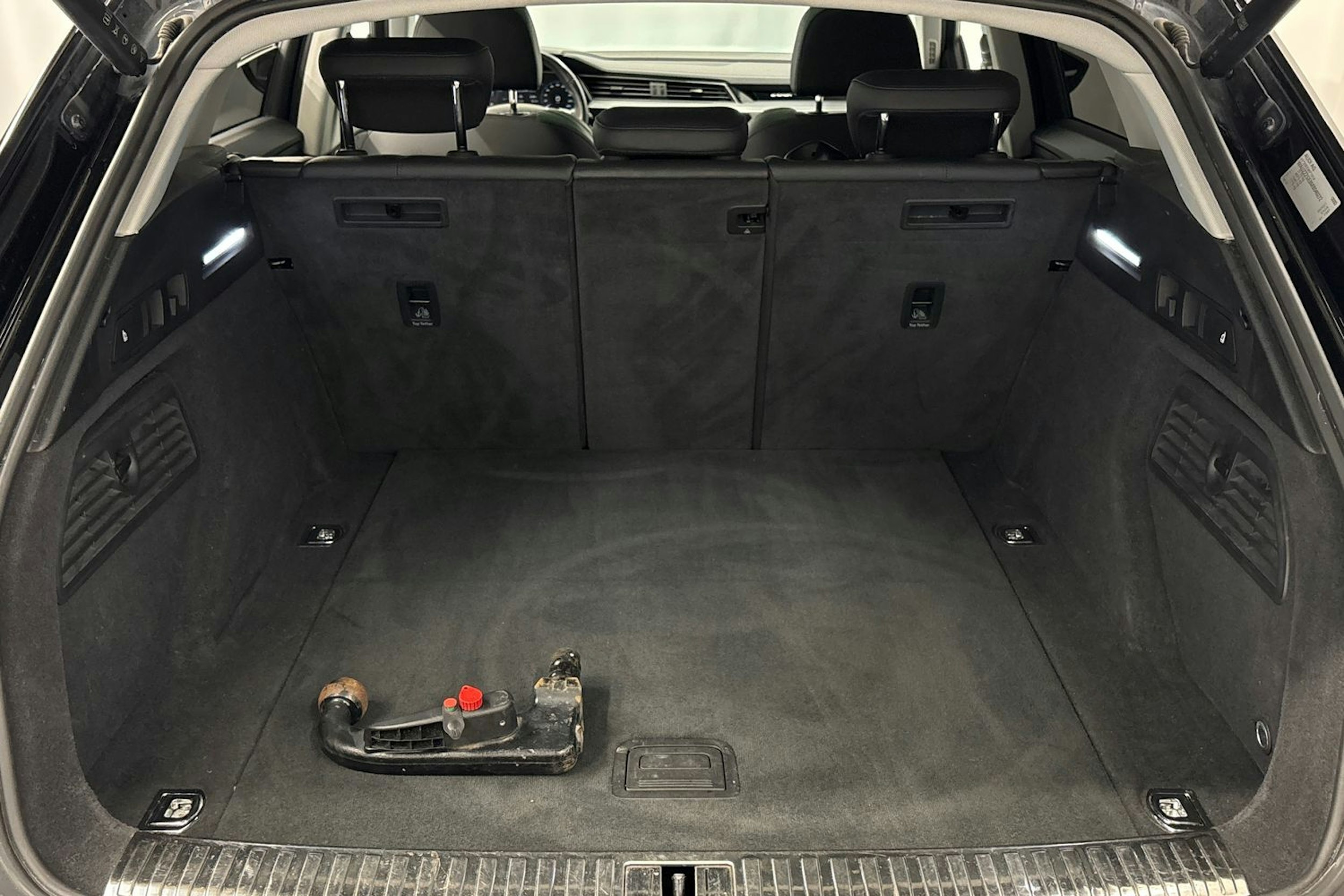 musta Audi e-tron 2021 kuva 15.