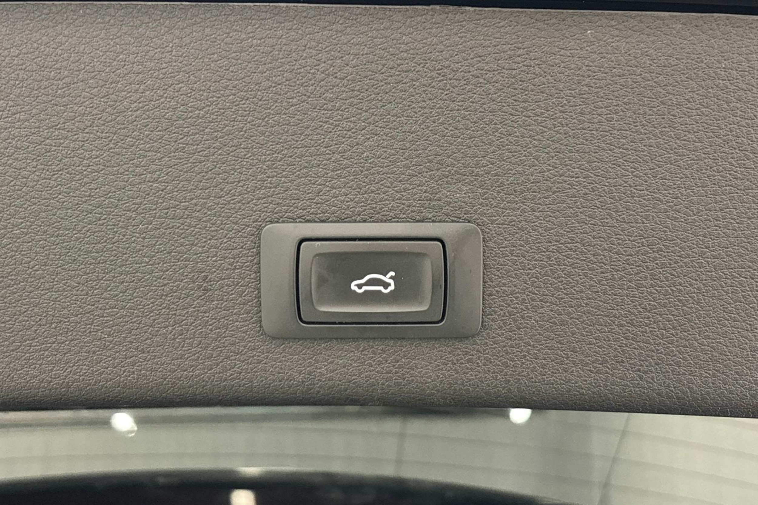 musta Audi e-tron 2021 kuva 16.