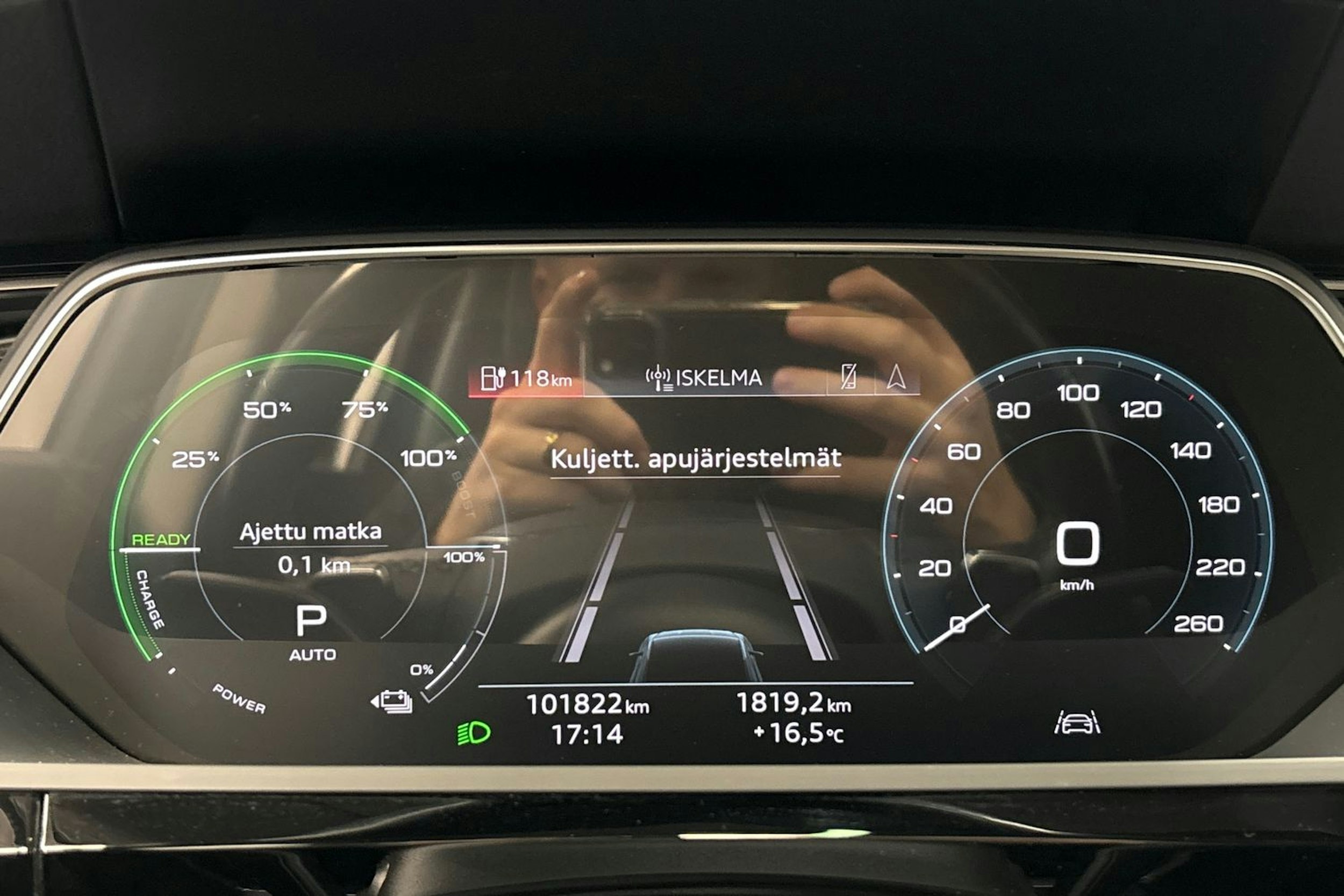 musta Audi e-tron 2021 kuva 22.