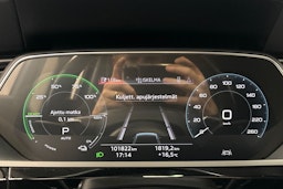 musta Audi e-tron 2021 kuva 22.