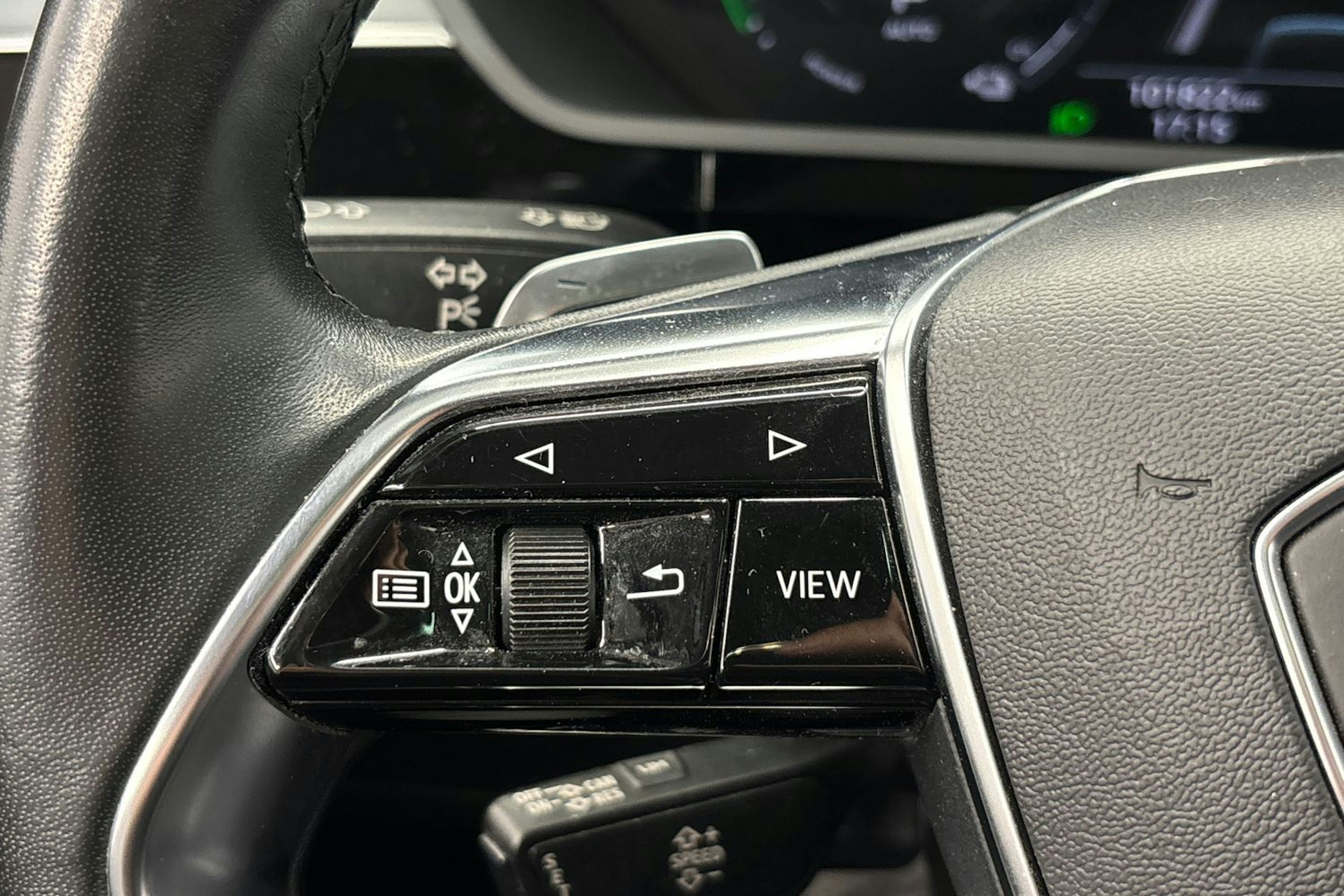 musta Audi e-tron 2021 kuva 23.