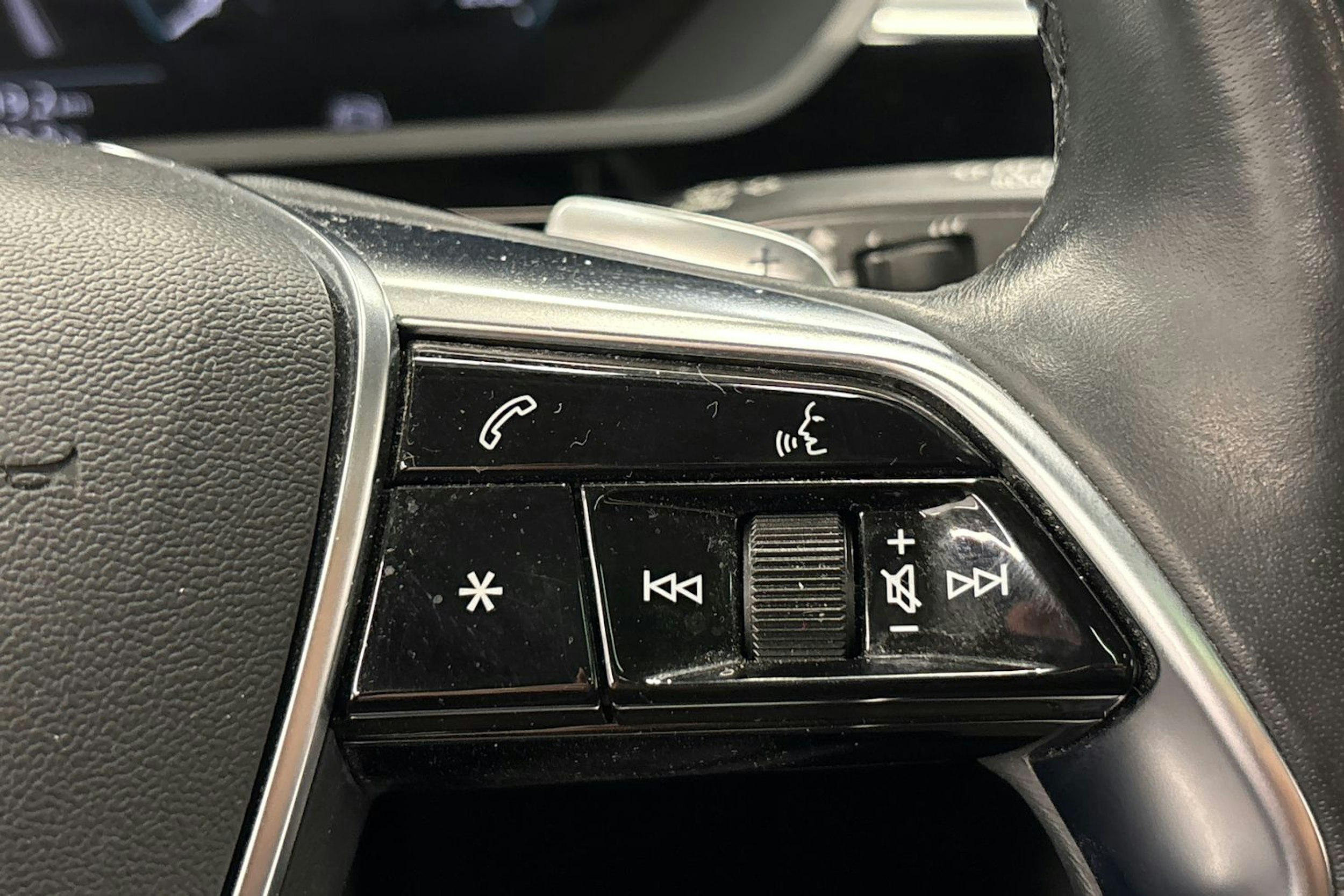 musta Audi e-tron 2021 kuva 24.