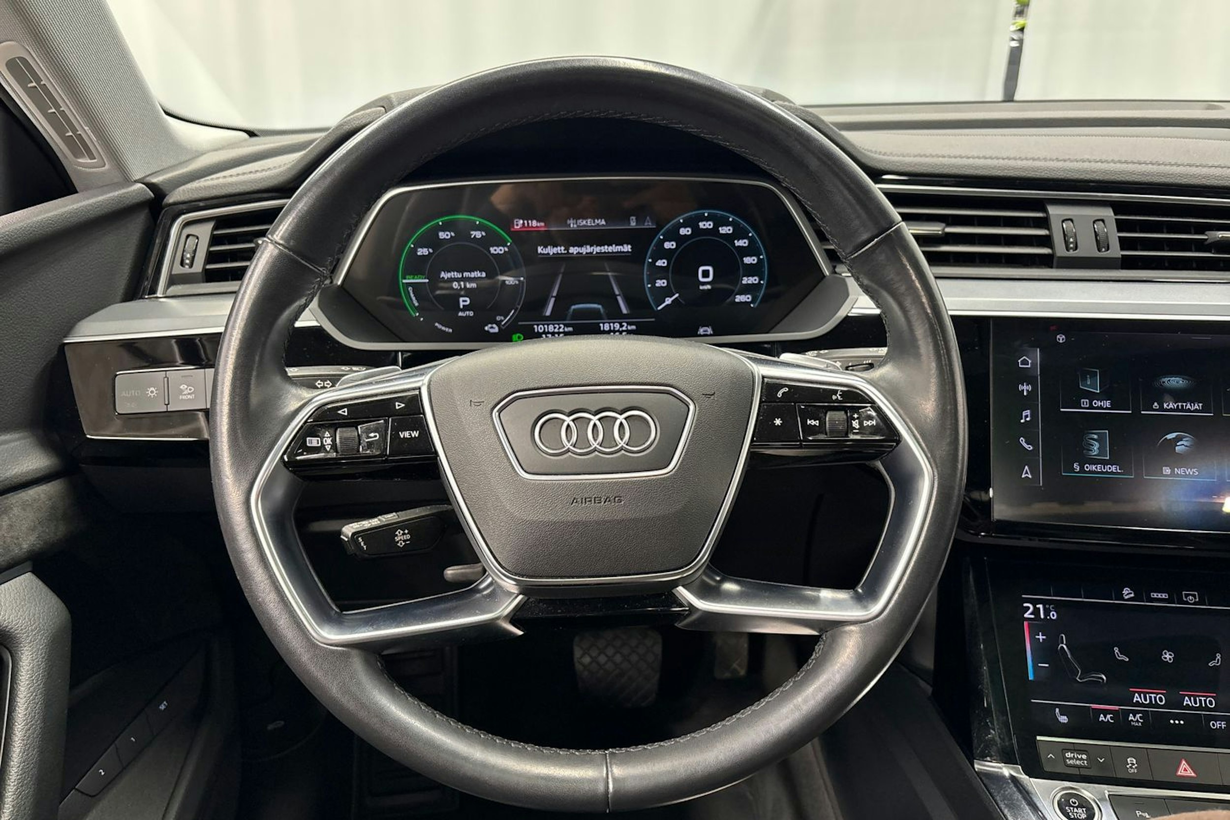 musta Audi e-tron 2021 kuva 25.