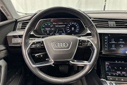 musta Audi e-tron 2021 kuva 25.