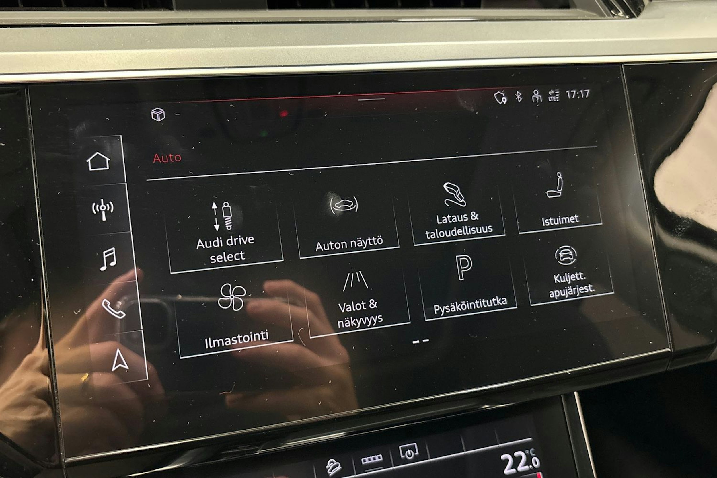 musta Audi e-tron 2021 kuva 29.