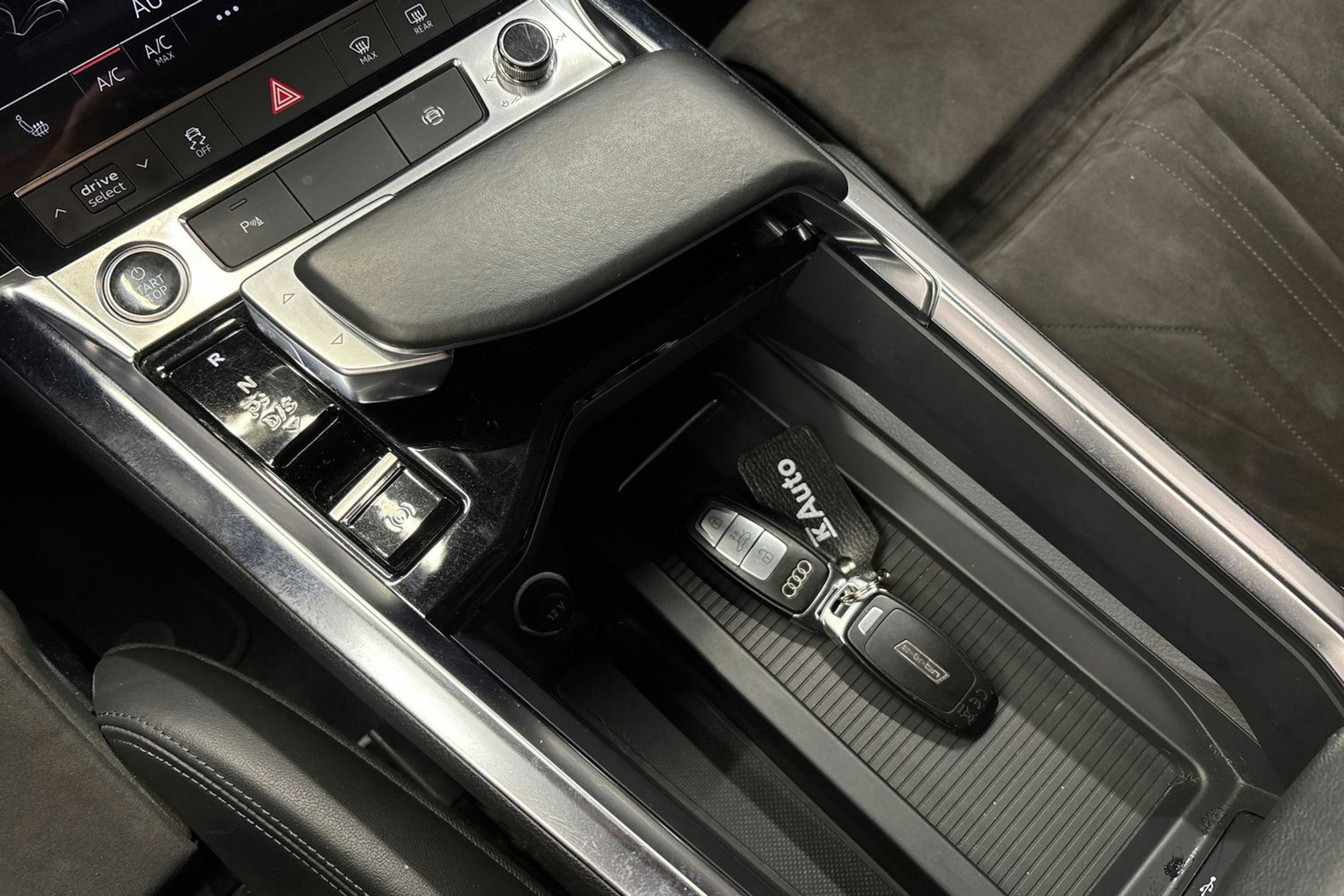 musta Audi e-tron 2021 kuva 31.