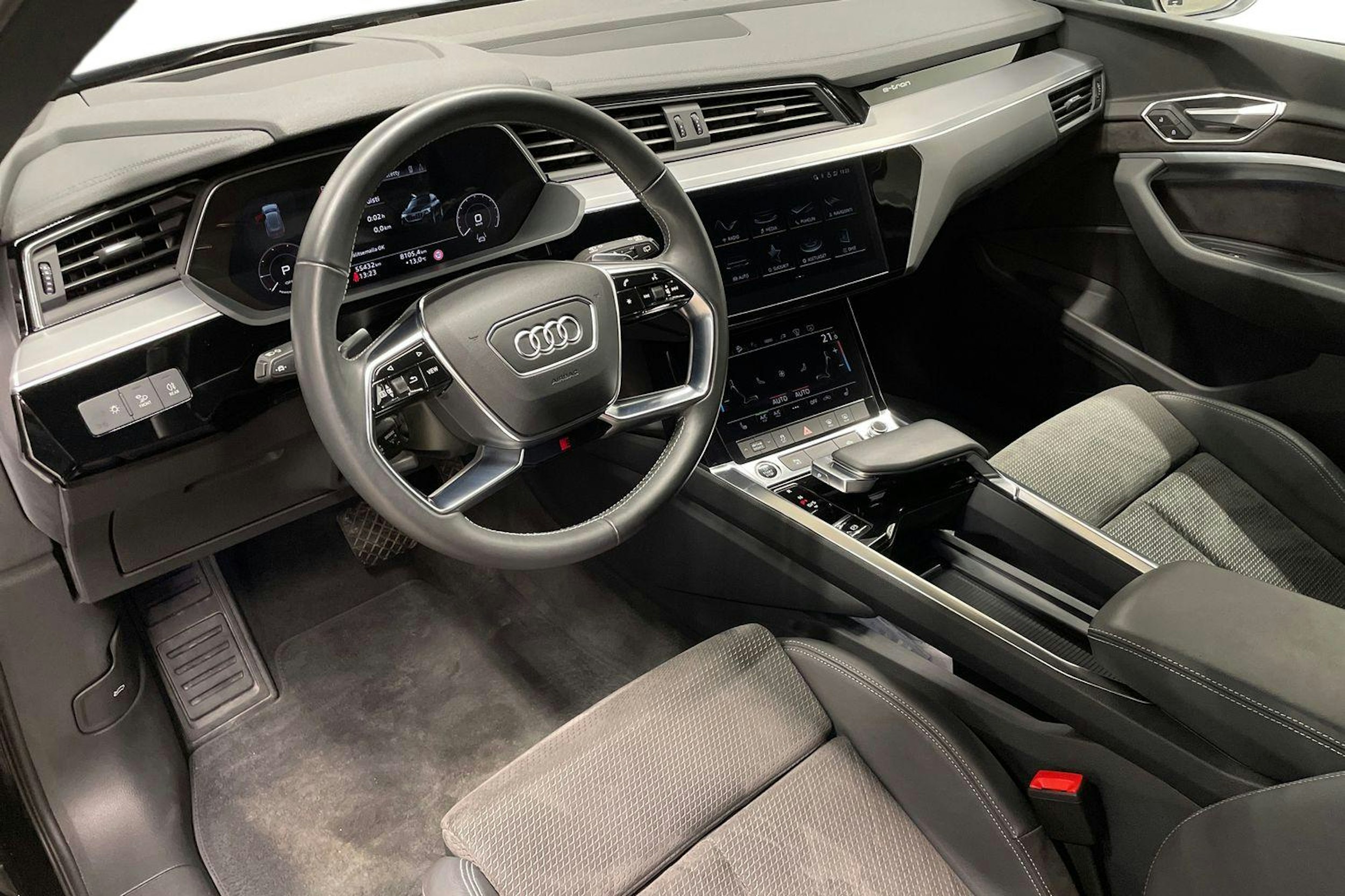 musta Audi e-tron 2021 kuva 7.