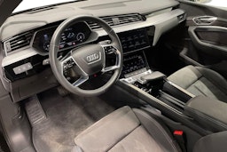 musta Audi e-tron 2021 kuva 7.