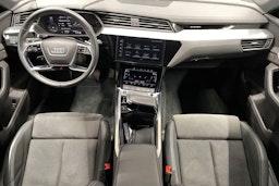 musta Audi e-tron 2021 kuva 9.