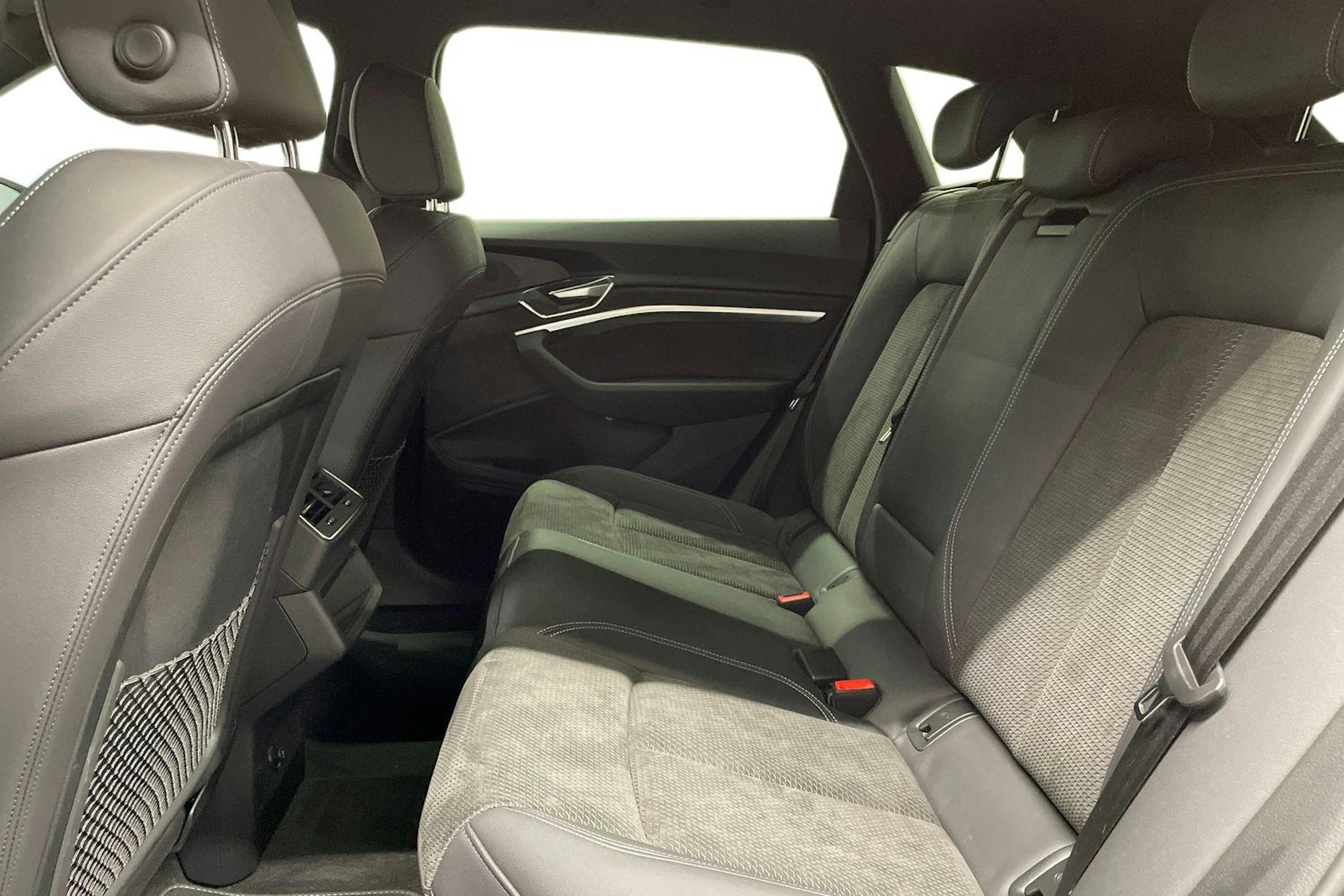 musta Audi e-tron 2021 kuva 10.