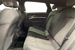 musta Audi e-tron 2021 kuva 10.