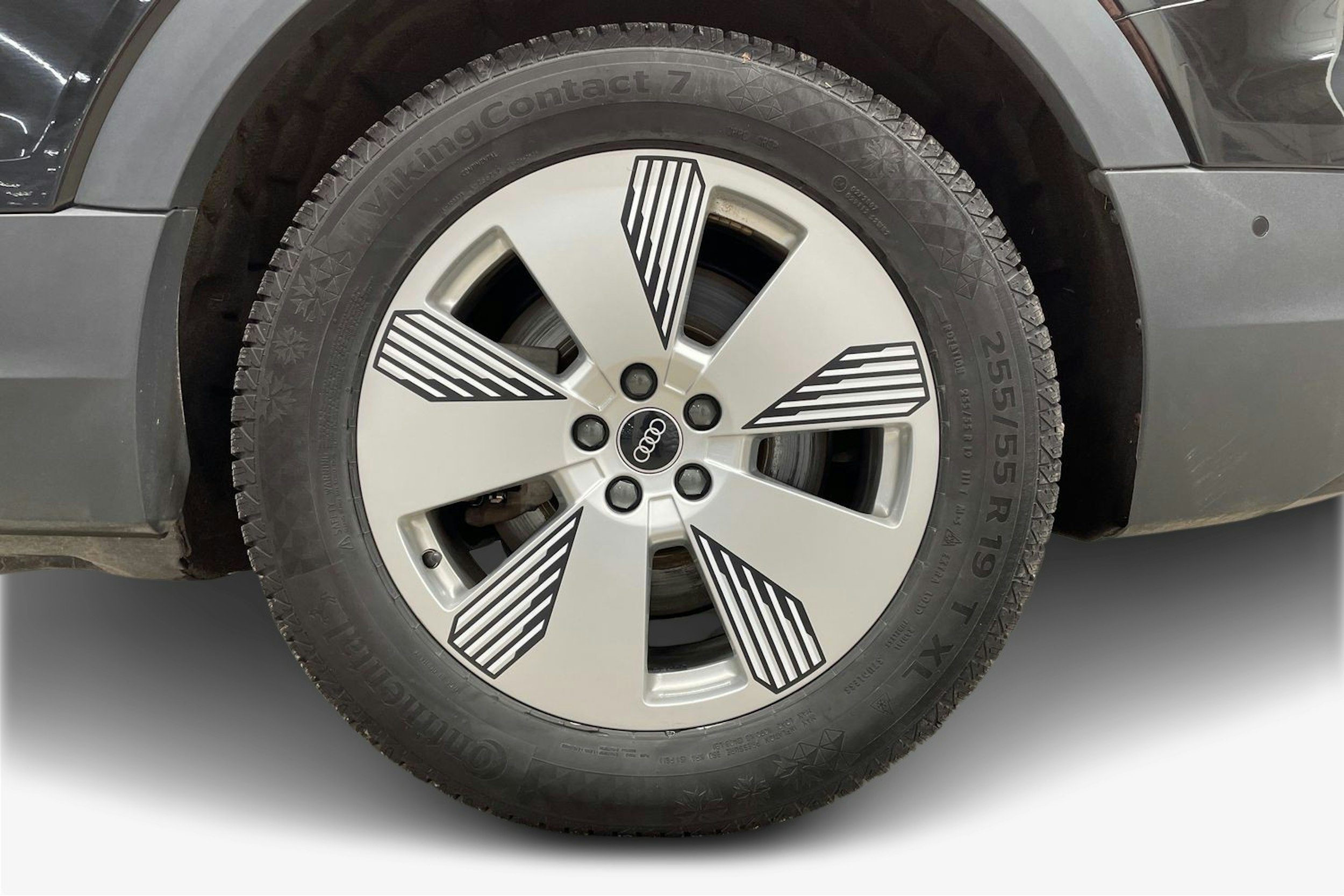 musta Audi e-tron 2021 kuva 11.