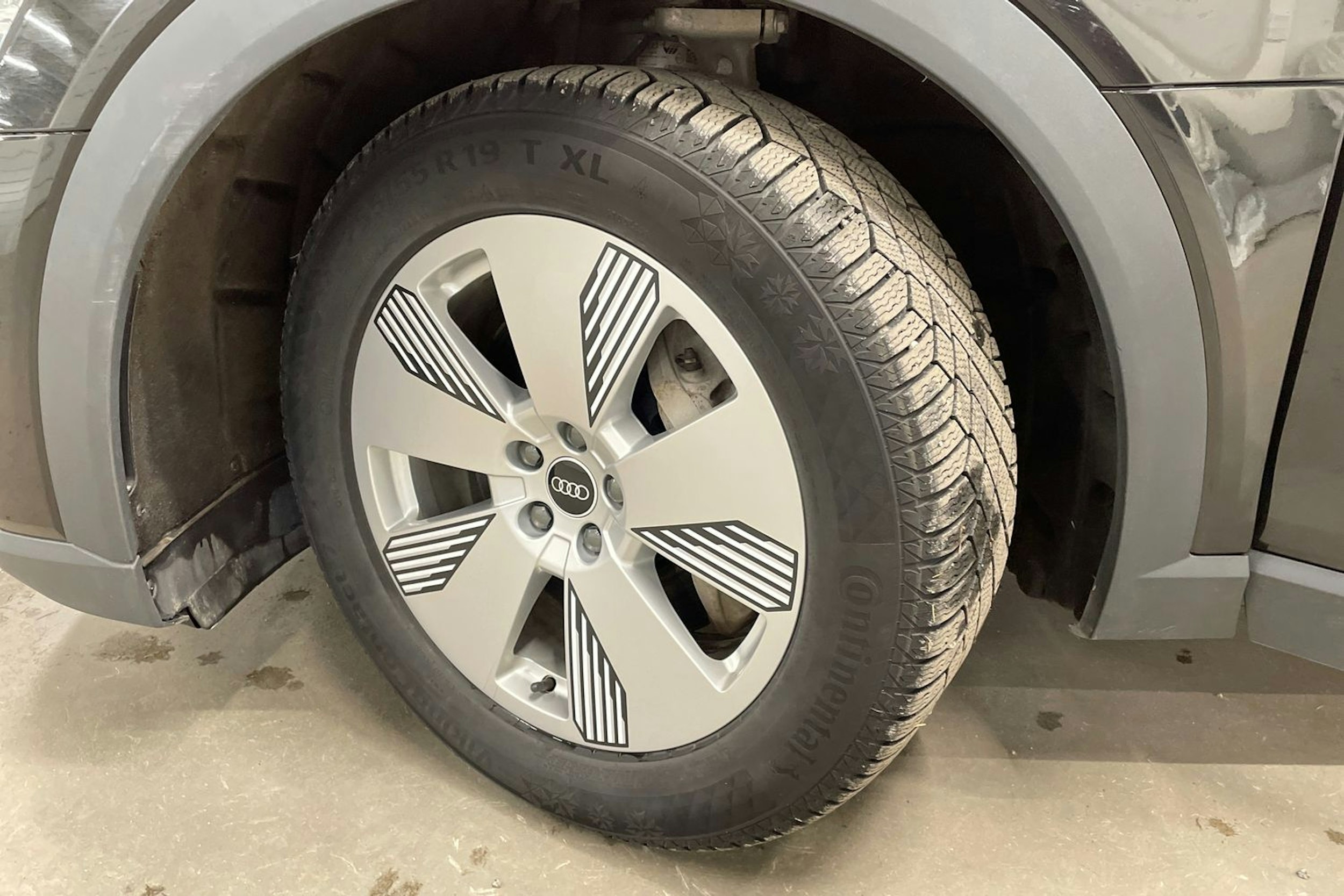 musta Audi e-tron 2021 kuva 13.