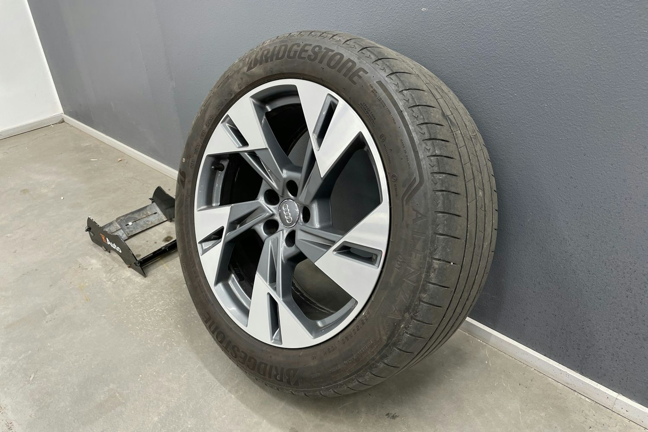 musta Audi e-tron 2021 kuva 14.