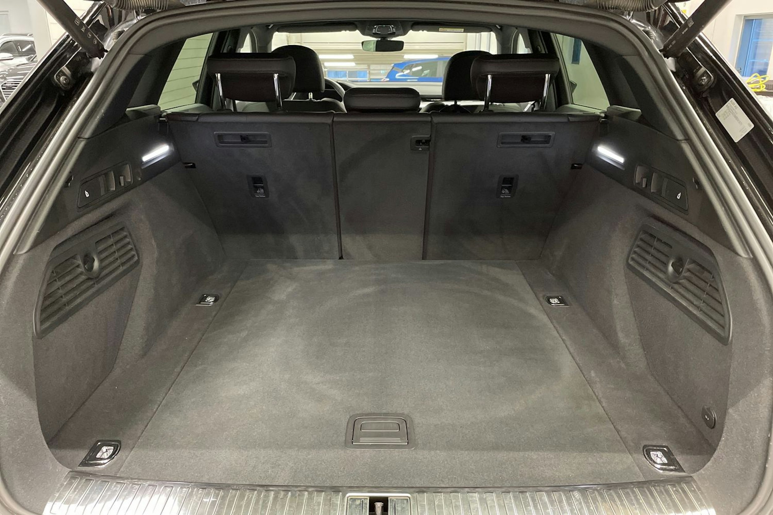 musta Audi e-tron 2021 kuva 15.