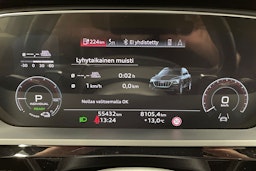 musta Audi e-tron 2021 kuva 16.