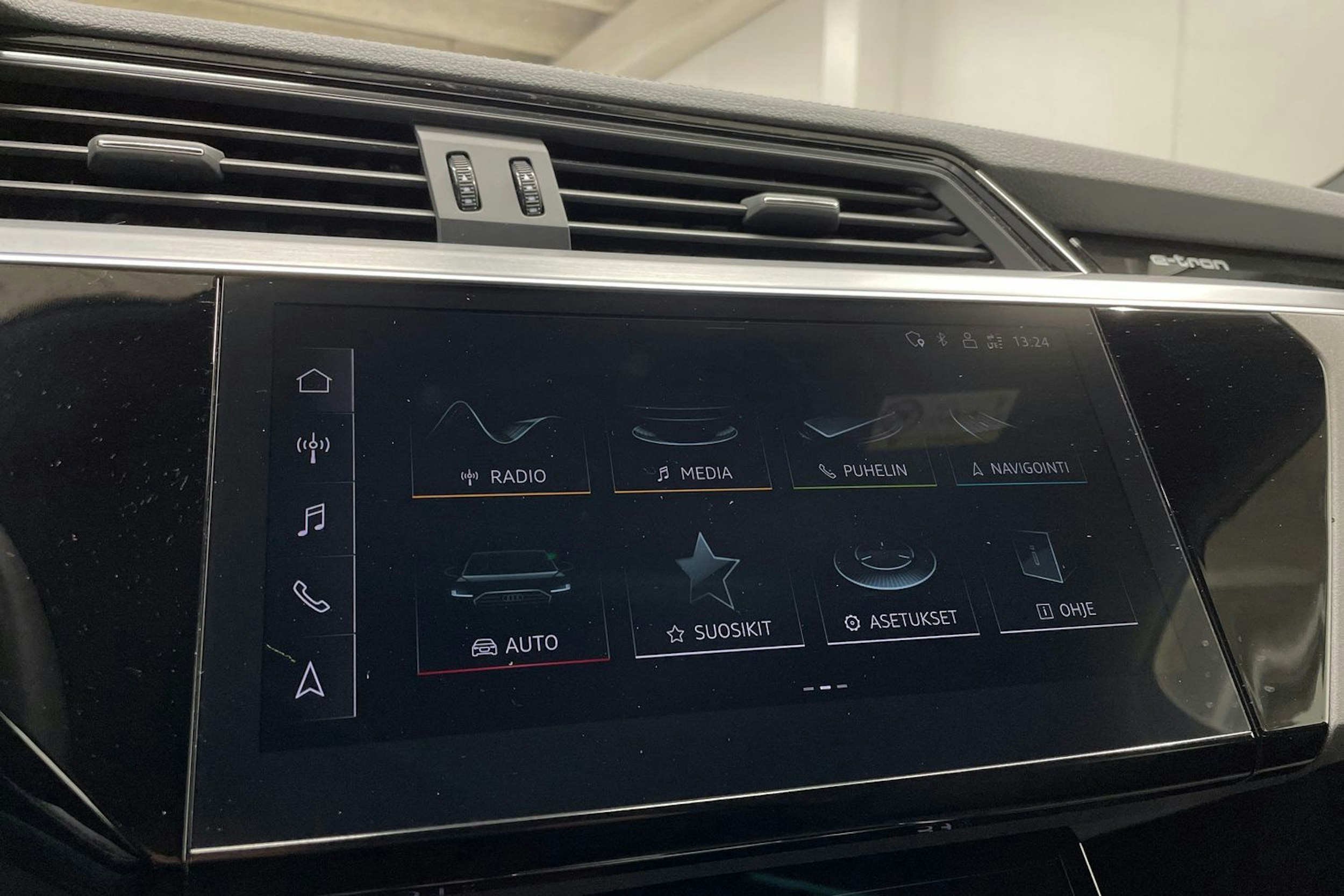 musta Audi e-tron 2021 kuva 17.