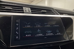 musta Audi e-tron 2021 kuva 17.