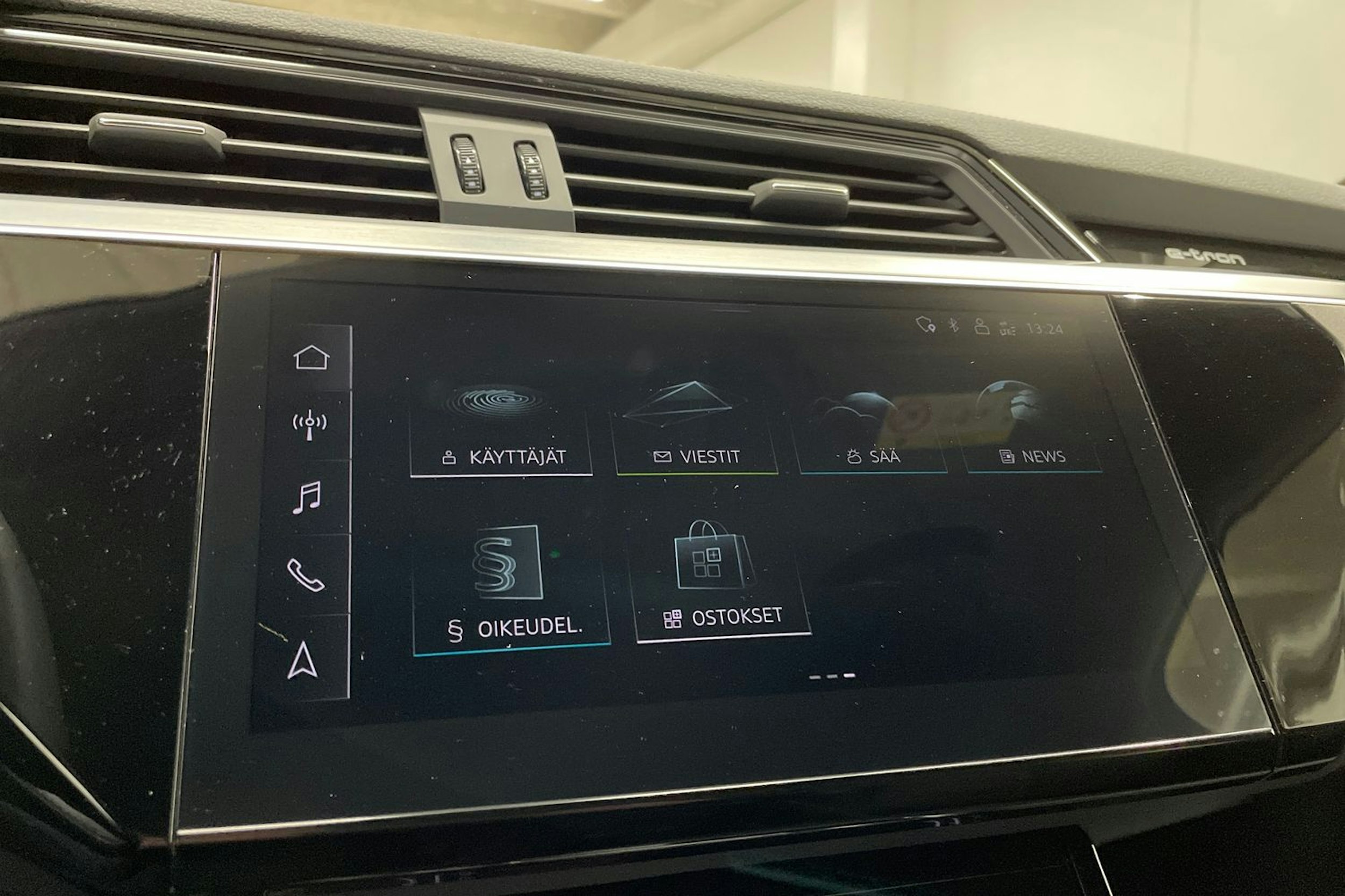 musta Audi e-tron 2021 kuva 18.