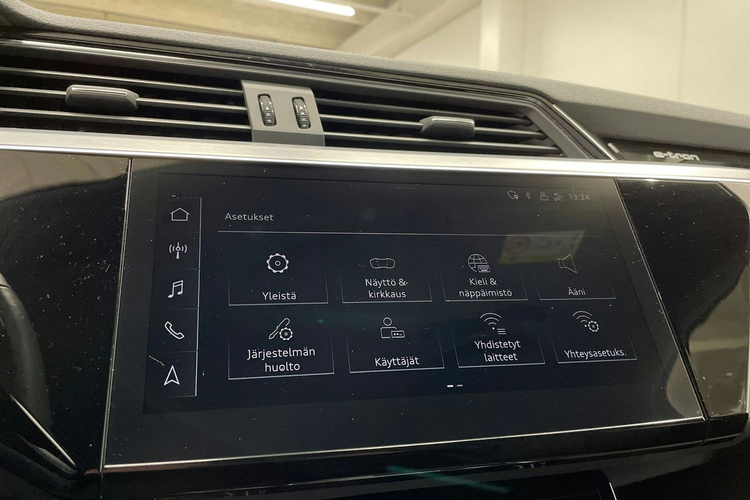 musta Audi e-tron 2021 kuva 20.