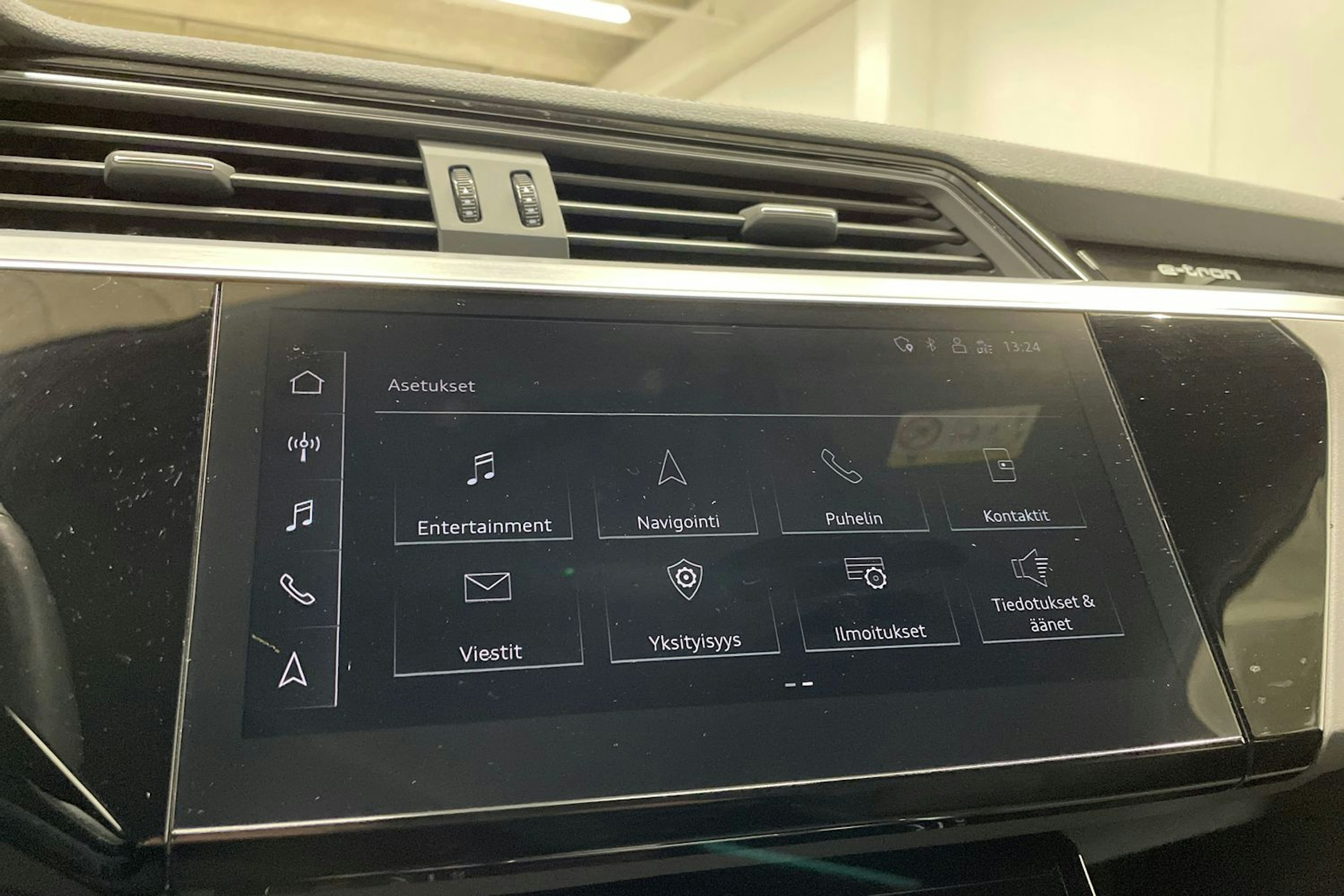 musta Audi e-tron 2021 kuva 21.