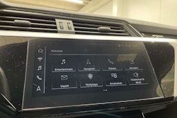 musta Audi e-tron 2021 kuva 21.