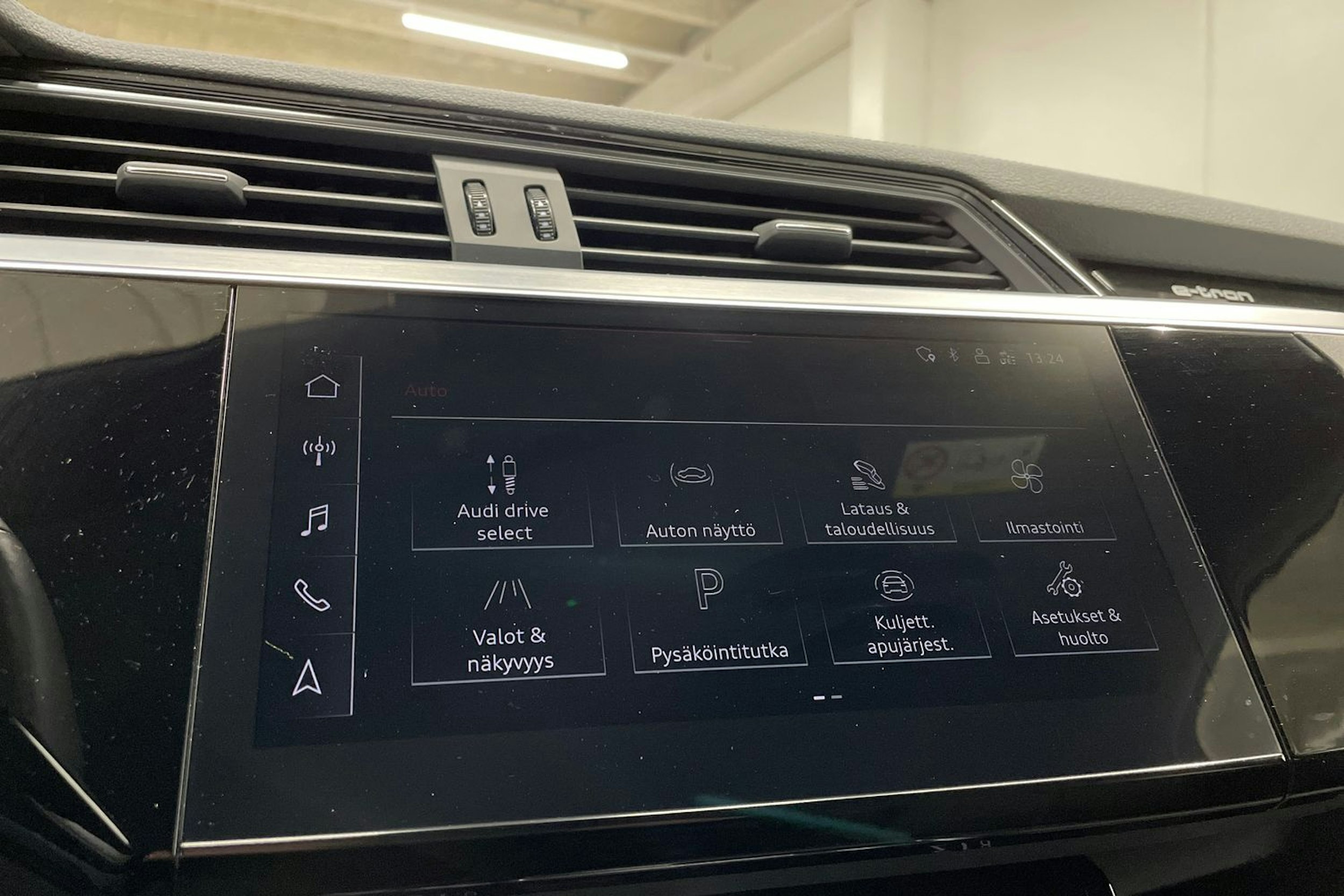musta Audi e-tron 2021 kuva 22.