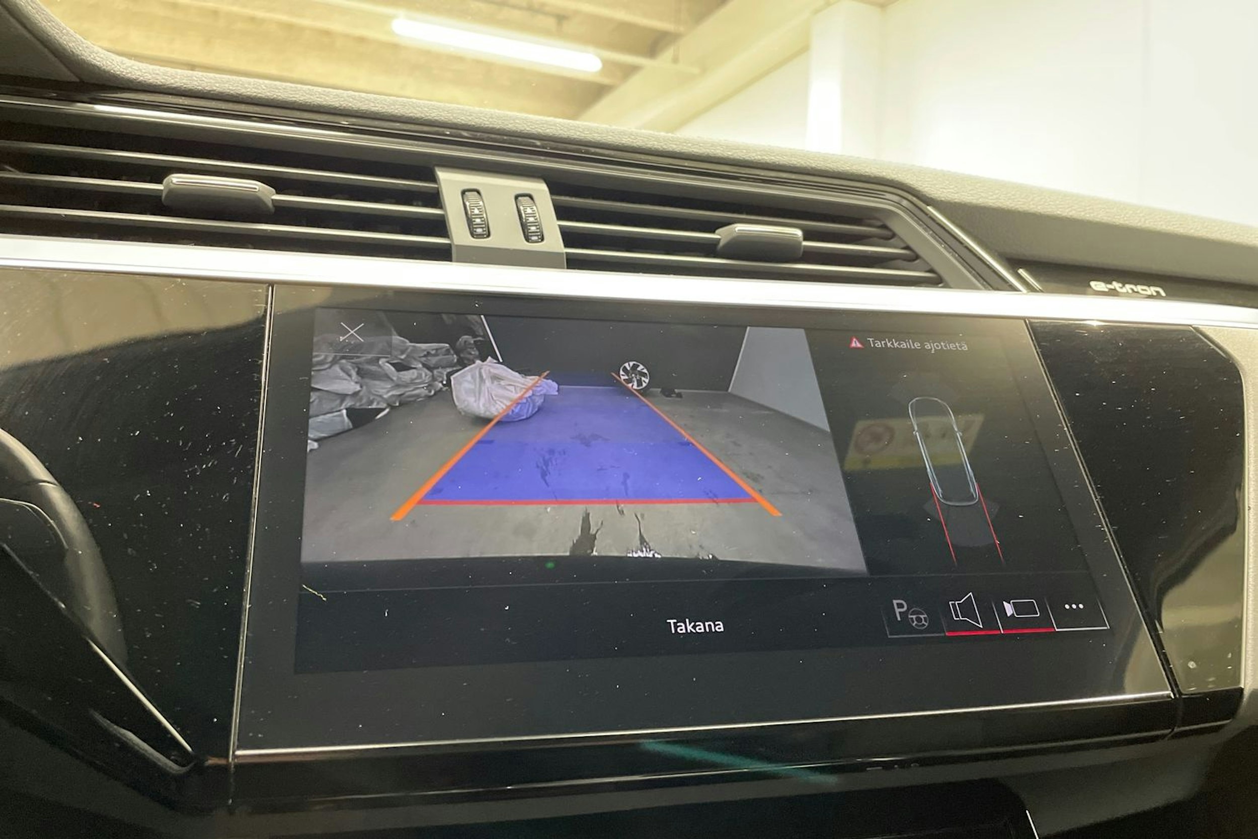 musta Audi e-tron 2021 kuva 23.