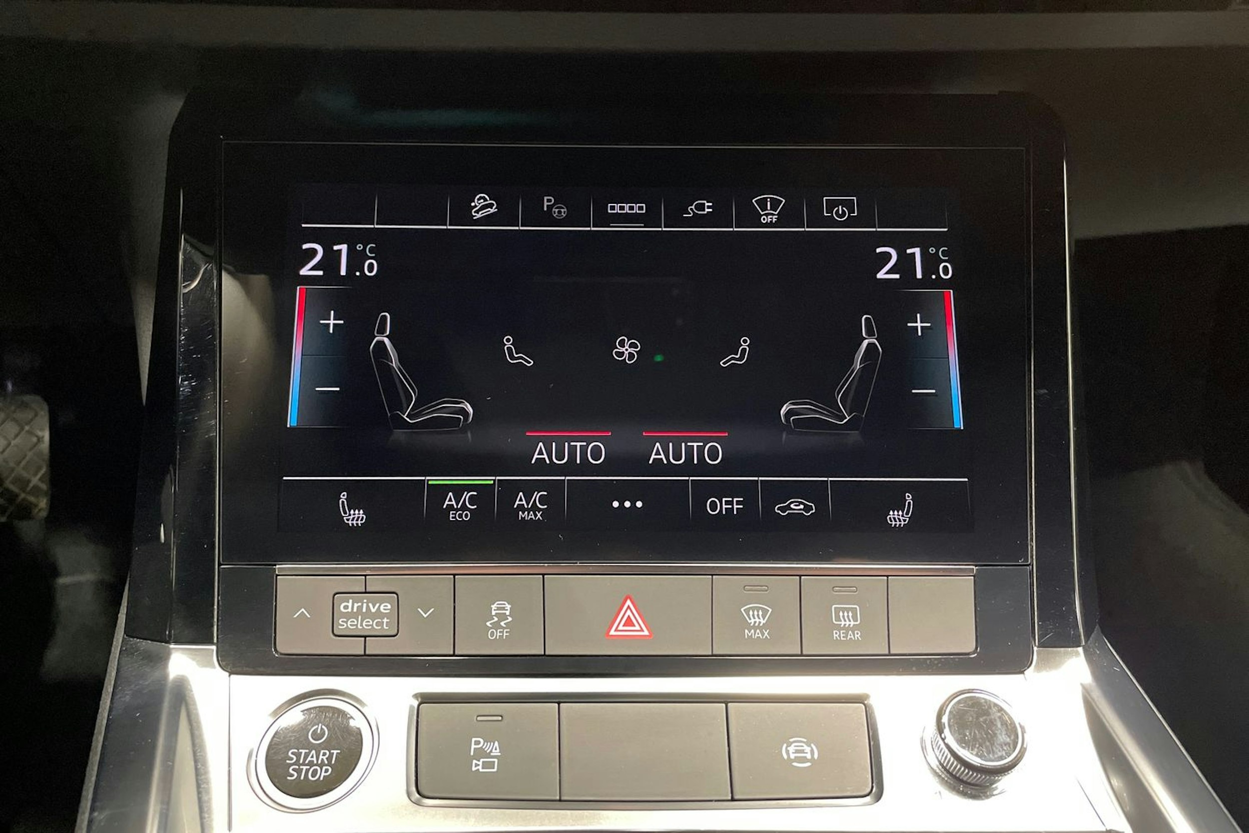 musta Audi e-tron 2021 kuva 24.