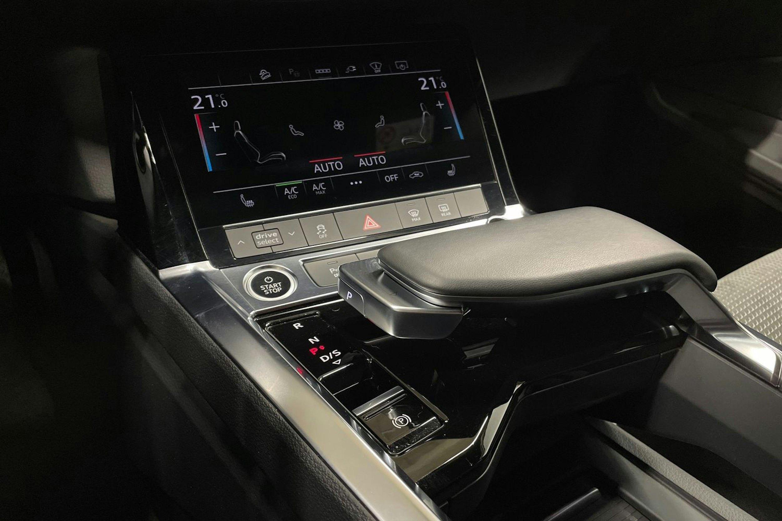 musta Audi e-tron 2021 kuva 25.