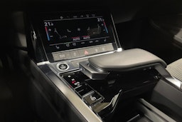 musta Audi e-tron 2021 kuva 25.