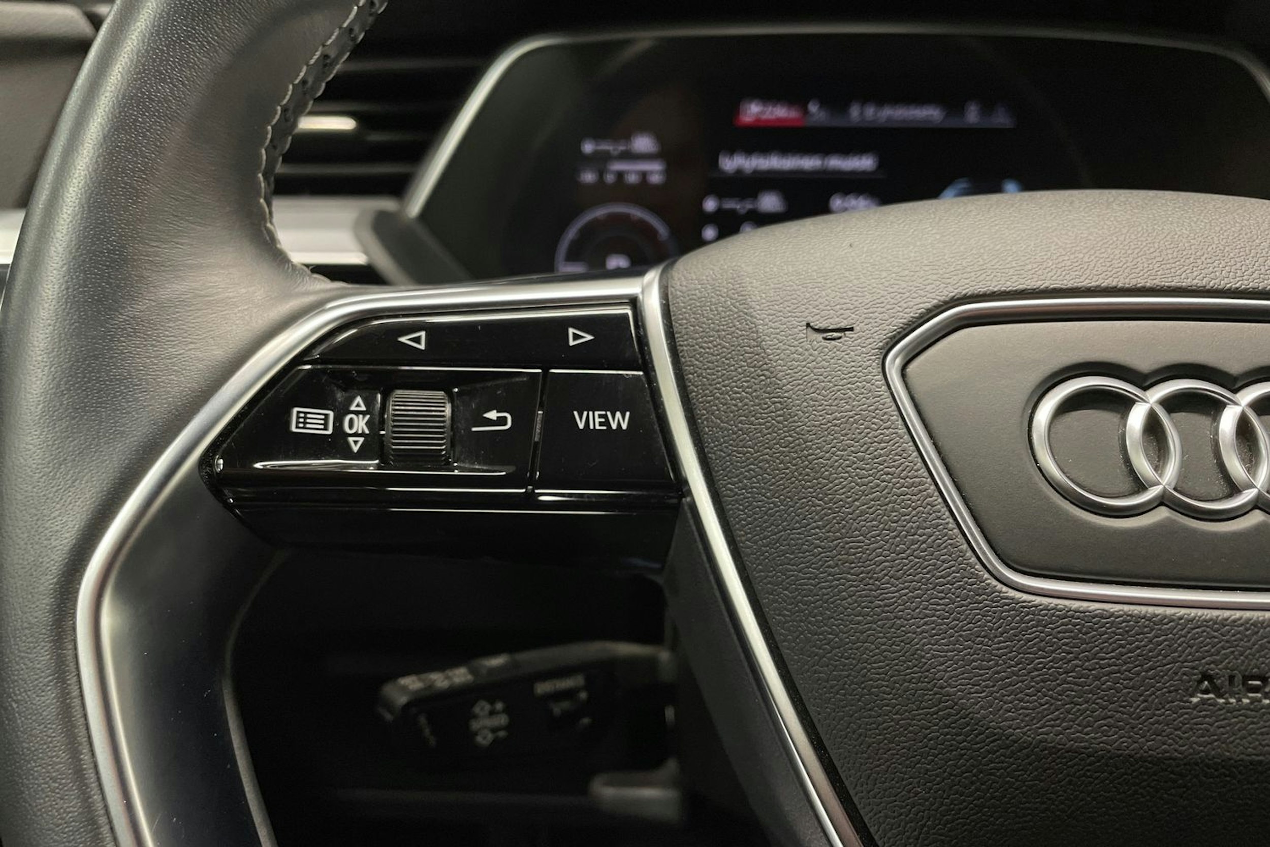 musta Audi e-tron 2021 kuva 27.