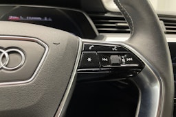 musta Audi e-tron 2021 kuva 28.