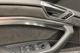 musta Audi e-tron 2021 kuva 30.