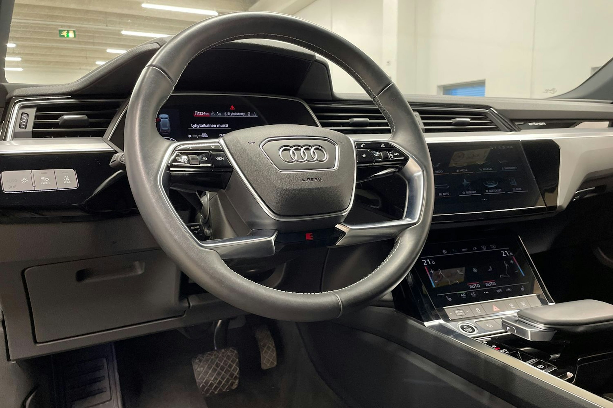 musta Audi e-tron 2021 kuva 31.