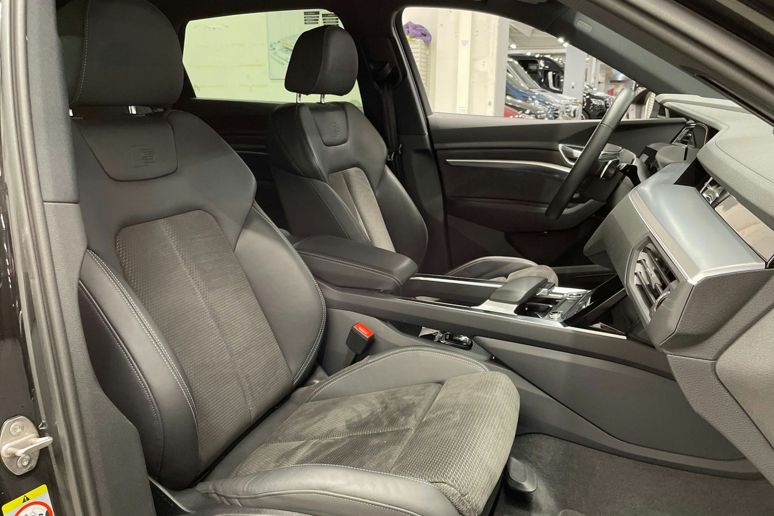 musta Audi e-tron 2021 kuva 32.