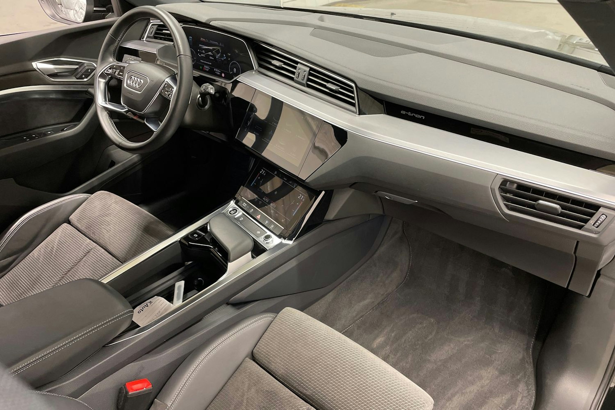 musta Audi e-tron 2021 kuva 33.