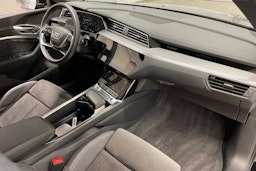 musta Audi e-tron 2021 kuva 33.