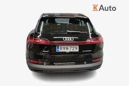 musta Audi e-tron 2021 kuva 3.