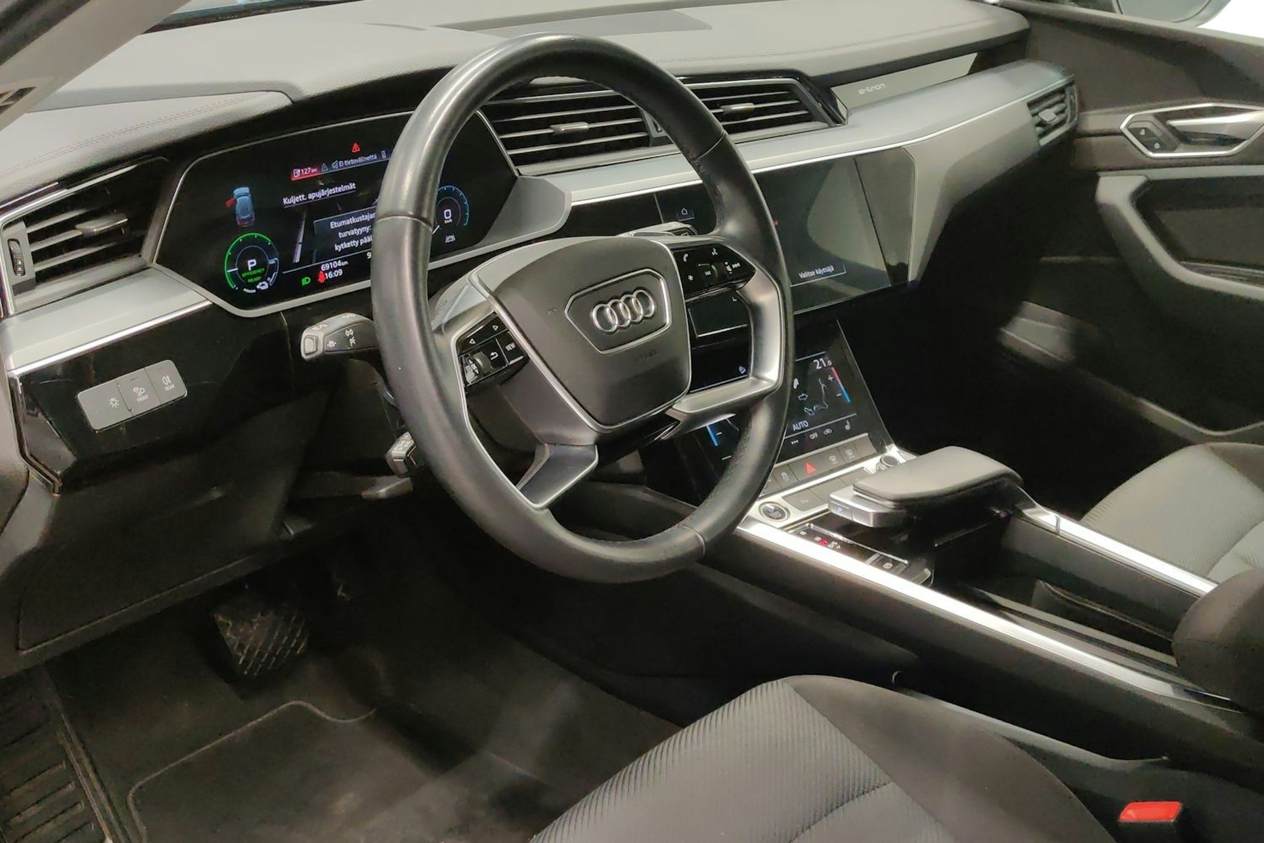 musta Audi e-tron 2021 kuva 7.