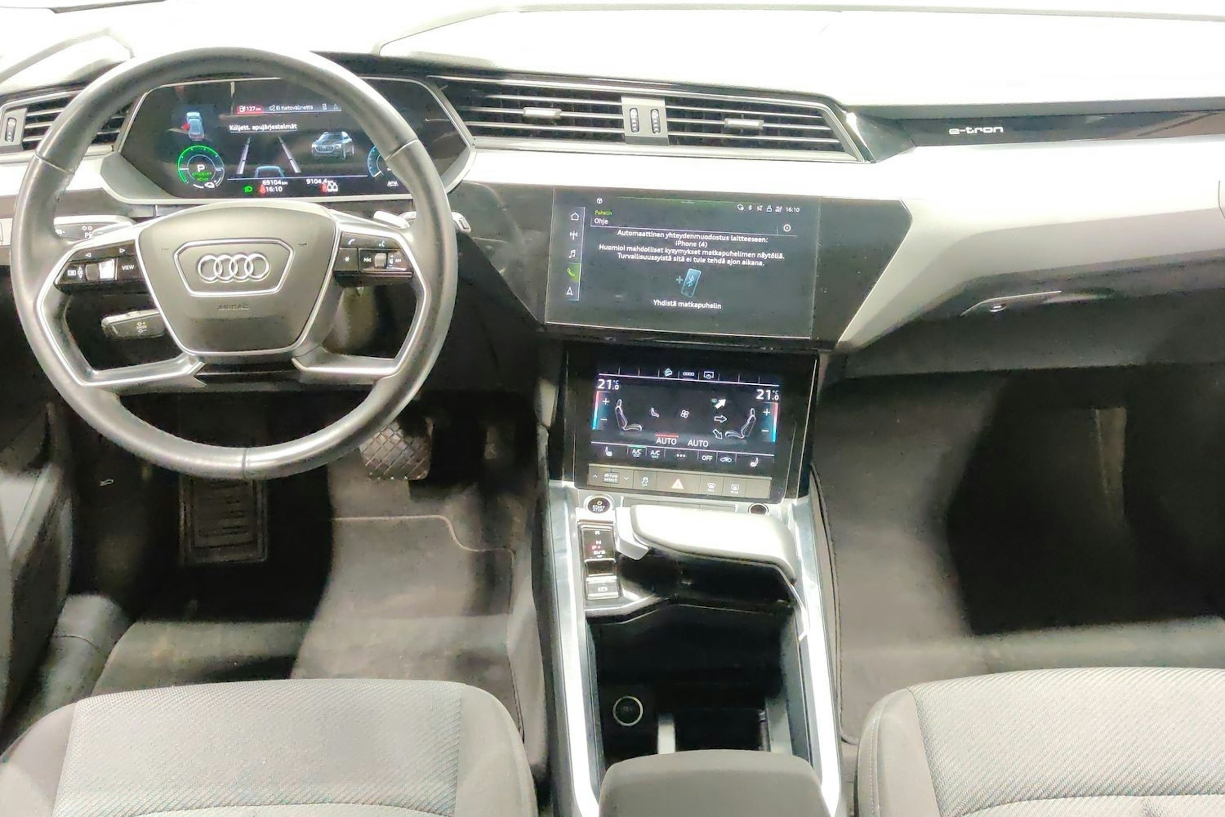 musta Audi e-tron 2021 kuva 9.