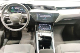 musta Audi e-tron 2021 kuva 9.